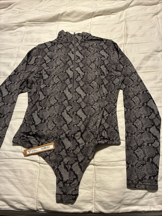 SKIMS Tops - Skims ladies zip front snake print bodysuit size XL